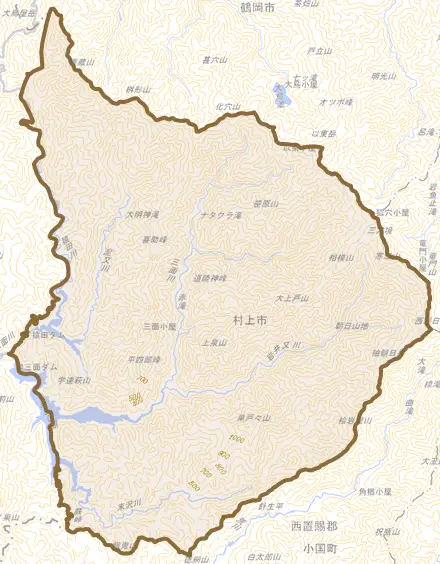三面とその周辺の地図。町の範囲を重ねている