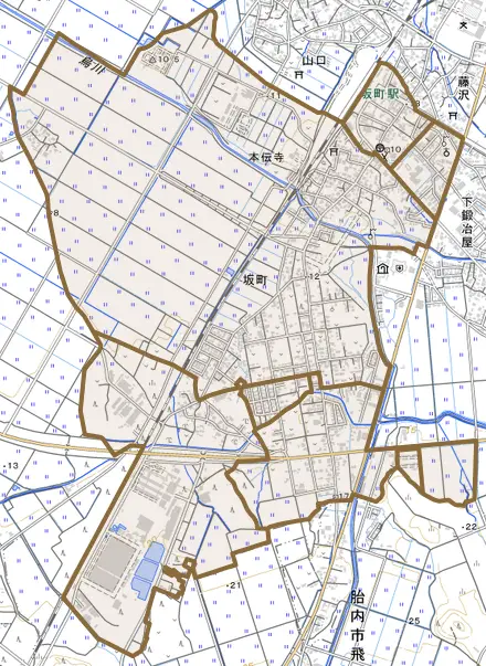 坂町とその周辺の地図。町の範囲を重ねている