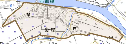 新屋とその周辺の地図。町の範囲を重ねている