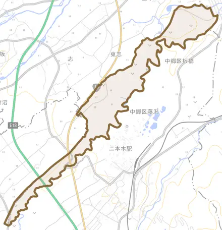 大字新井とその周辺の地図。町の範囲を重ねている
