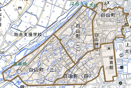白山町とその周辺の地図。町の範囲を重ねている