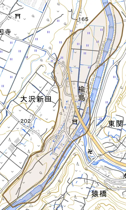 大字楡島とその周辺の地図。町の範囲を重ねている