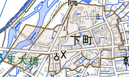 下町とその周辺の地図。町の範囲を重ねている
