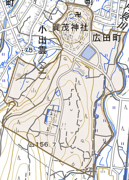 大字小出雲とその周辺の地図。町の範囲を重ねている