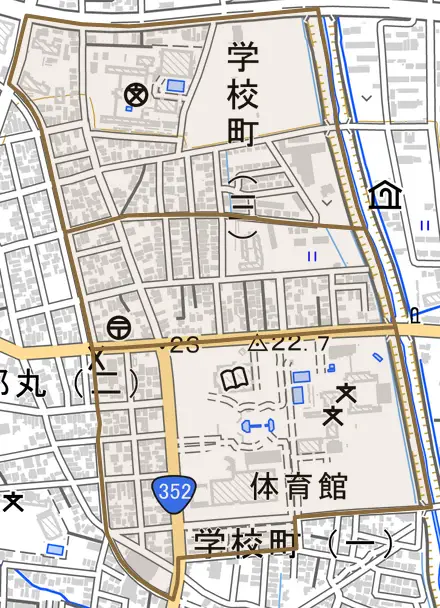 学校町とその周辺の地図。町の範囲を重ねている