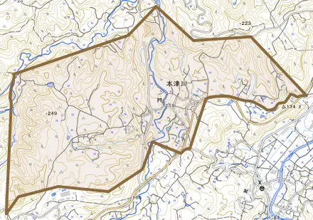 本津川とその周辺の地図。町の範囲を重ねている