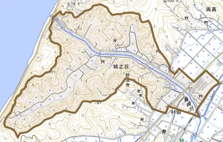 城之丘とその周辺の地図。町の範囲を重ねている