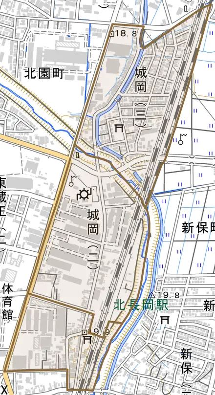 城岡とその周辺の地図。町の範囲を重ねている