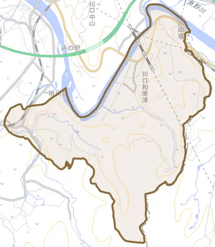川口和南津とその周辺の地図。町の範囲を重ねている