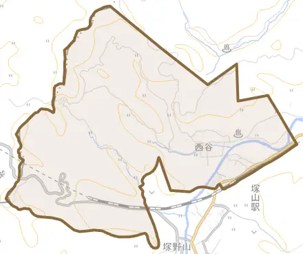 西谷とその周辺の地図。町の範囲を重ねている