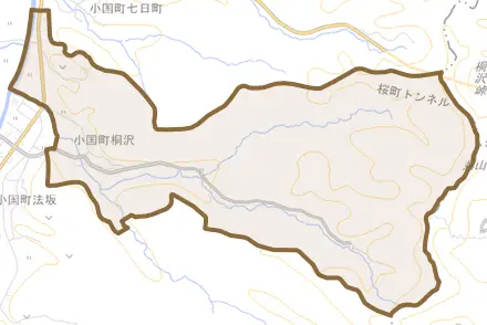 小国町桐沢とその周辺の地図。町の範囲を重ねている