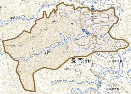 小国町苔野島とその周辺の地図。町の範囲を重ねている
