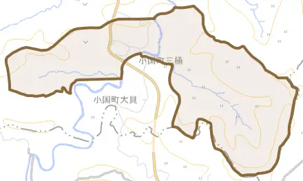 小国町三桶とその周辺の地図。町の範囲を重ねている