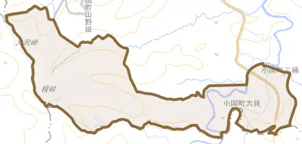 小国町大貝とその周辺の地図。町の範囲を重ねている