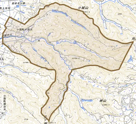 小国町小国沢とその周辺の地図。町の範囲を重ねている