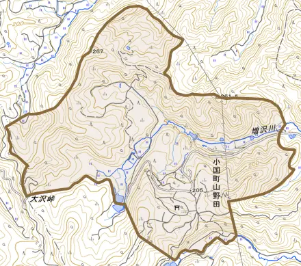 小国町山野田とその周辺の地図。町の範囲を重ねている