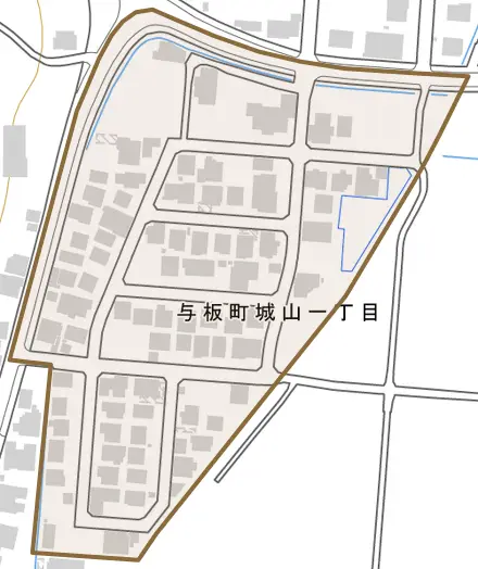 与板町城山とその周辺の地図。町の範囲を重ねている