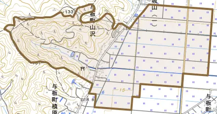 与板町山沢とその周辺の地図。町の範囲を重ねている