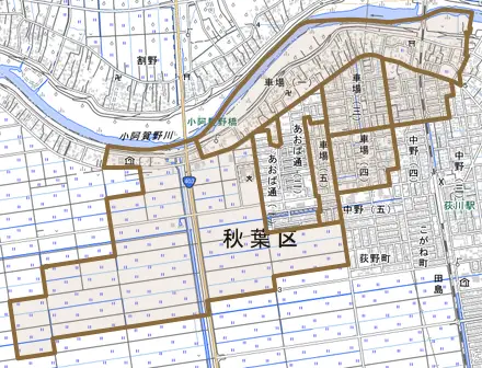 車場とその周辺の地図。町の範囲を重ねている