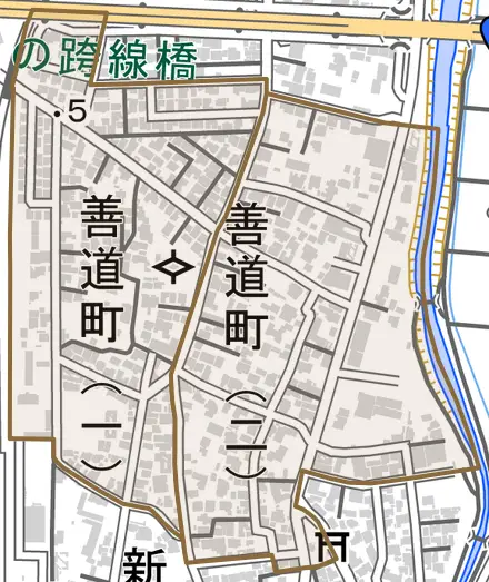 善道町とその周辺の地図。町の範囲を重ねている