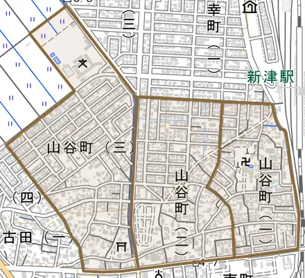 山谷町とその周辺の地図。町の範囲を重ねている