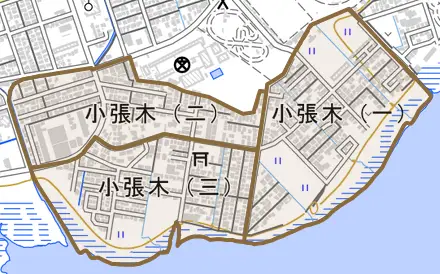 小張木とその周辺の地図。町の範囲を重ねている
