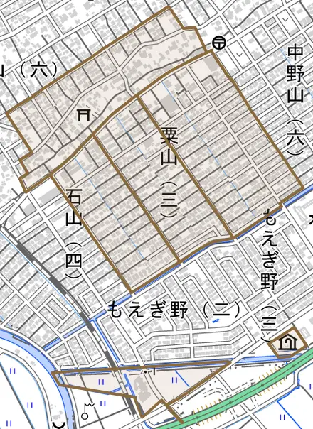 粟山とその周辺の地図。町の範囲を重ねている