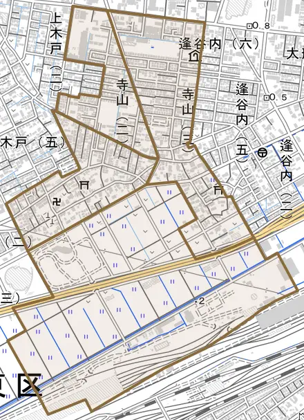 寺山とその周辺の地図。町の範囲を重ねている