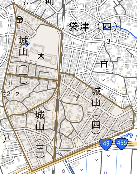 城山とその周辺の地図。町の範囲を重ねている