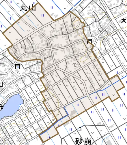丸山とその周辺の地図。町の範囲を重ねている