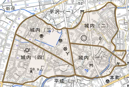 城内とその周辺の地図。町の範囲を重ねている
