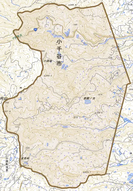 大字西吉谷とその周辺の地図。町の範囲を重ねている
