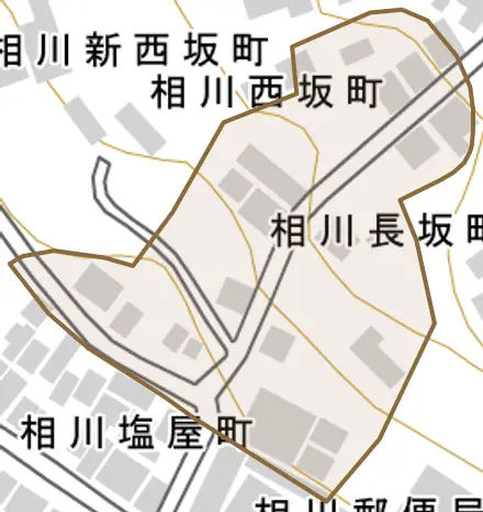 相川長坂町とその周辺の地図。町の範囲を重ねている