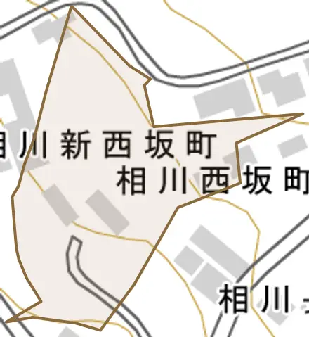 相川西坂町とその周辺の地図。町の範囲を重ねている