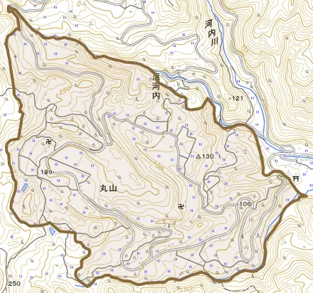 丸山とその周辺の地図。町の範囲を重ねている