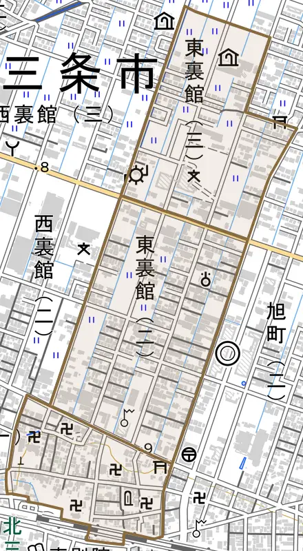 東裏館とその周辺の地図。町の範囲を重ねている