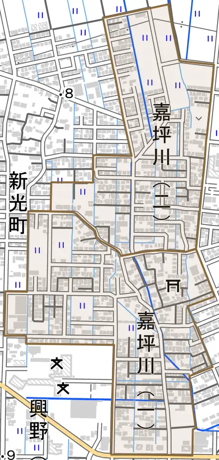 嘉坪川とその周辺の地図。町の範囲を重ねている