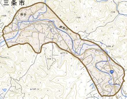 曲谷とその周辺の地図。町の範囲を重ねている