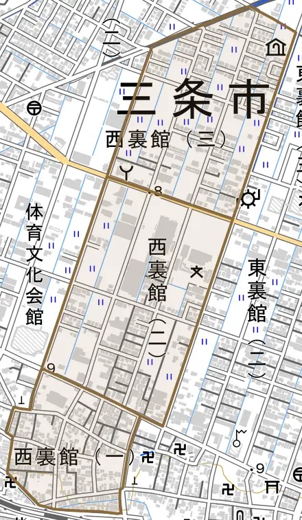 西裏館とその周辺の地図。町の範囲を重ねている