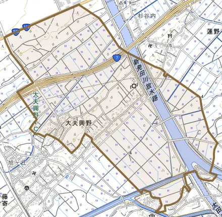 大字大夫興野とその周辺の地図。町の範囲を重ねている