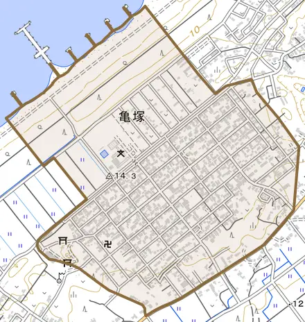 大字亀塚とその周辺の地図。町の範囲を重ねている