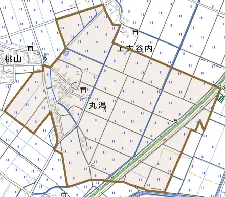 大字丸潟とその周辺の地図。町の範囲を重ねている
