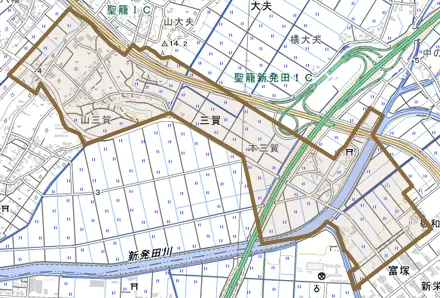 大字三賀とその周辺の地図。町の範囲を重ねている