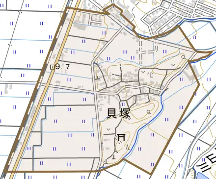 貝塚とその周辺の地図。町の範囲を重ねている