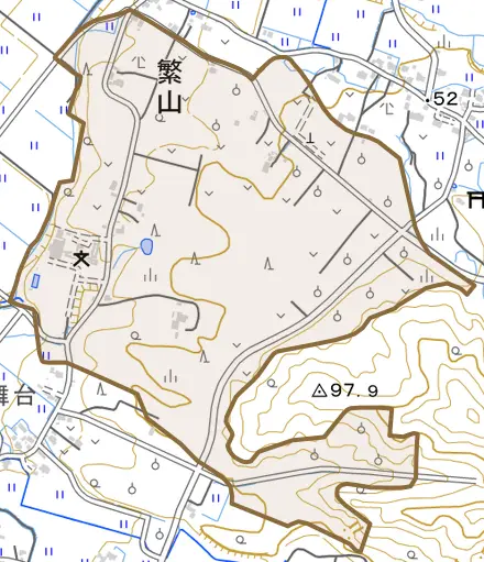 繁山とその周辺の地図。町の範囲を重ねている
