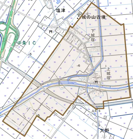 城塚とその周辺の地図。町の範囲を重ねている