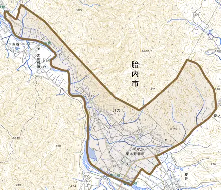 坪穴とその周辺の地図。町の範囲を重ねている