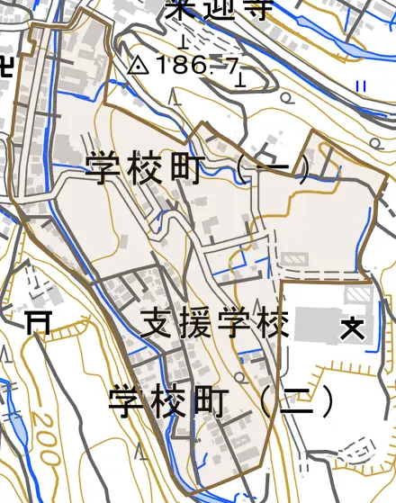 学校町とその周辺の地図。町の範囲を重ねている
