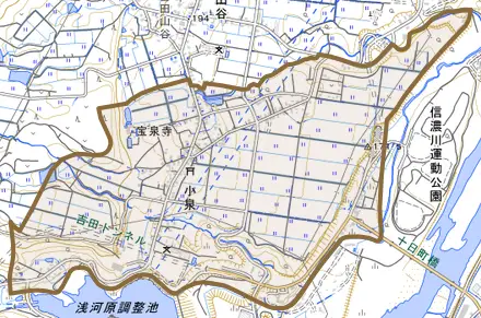 小泉とその周辺の地図。町の範囲を重ねている