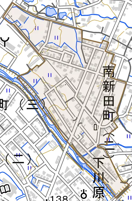 南新田町とその周辺の地図。町の範囲を重ねている